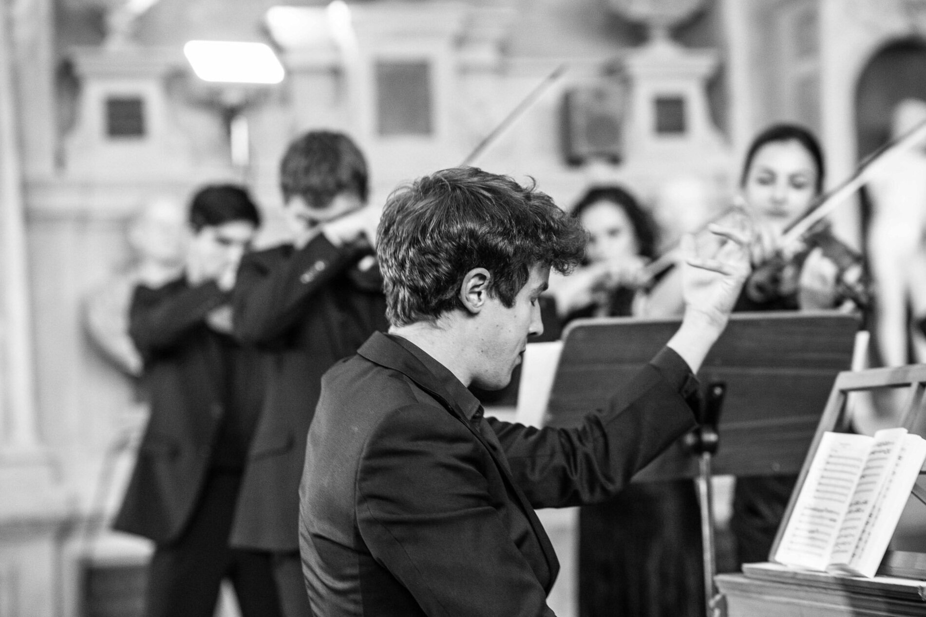 Im Rahmen des Festivals ist das Barockensemble CONCERTO MÜNCHEN erstmals im Orff-Zentrum München zu erleben. Die musikalische Leitung übernimmt Johannes Berger, der zugleich den Solopart am Cembalo spielt. Als Solist:innen wirken mit, die in München verwurzelte und international gefragte Sopranistin Anna-Lena Elbert sowie der Geiger Dmitry Lepekhov, Konzertmeister des Ensembles. CONCERTO MÜNCHEN wurde 2016 von Johannes Berger gegründet und zählt heute zu den profilierten Originalklang-Ensembles Süddeutschlands. Mit stilistischer Präzision, interpretatorischer Frische und großer Musizierfreude begeistert das Ensemble Publikum und Presse gleichermaßen.