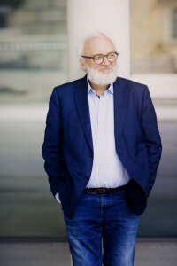 Wilfried Hiller wurde 1941 im schwäbischen Weißenhorn geboren. Nach einem Klavierstudium am Augsburger Konservatorium arbeitete er zunächst als Organist und Ballettrepetitor, bevor er an der Münchner Musikhochschule Komposition, Opernregie, Schlagzeug sowie Musiktheorie studierte. Ab 1967 war Hiller als Schlagzeuger u. a. an der Bayerischen Staatsoper und am Gärtnerplatztheater engagiert. Künstlerisch arbeitete Hiller bis zu dessen Tod 1982 eng mit Carl Orff zusammen. Ab 1978 gaben ihm die gemeinsamen Musiktheater-Projekte mit Michael Ende wichtige künstlerische Impulse.  Aus der Zusammenarbeit entstanden Stücke wie »Vier musikalische Fabeln«, »Der Goggolori« (Uraufführung 1985 am Gärtnerplatztheater), »Das Traumfresserchen« und »Der Rattenfänger«.