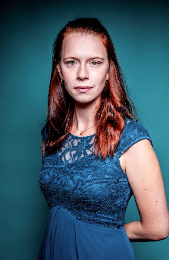 Die in Nürnberg geborene Mezzosopranistin Isabel Grübl studiert bei Jochen Kupfer in der Meisterklasse Gesang an der HfM Würzburg und konzertierte bereits mit der Kammerphilharmonie Ingolstadt und den Bamberger Symphonikern. Künstlerische Impulse erhielt sie in Meisterkursen mit Sir Thomas Allen, Anne Sophie von Otter und Joyce DiDonato. Isabel ist Preisträgerin internationaler Wettbewerbe, wie dem Carl-Orff-Gesangswettbewerb, dem Seraphin-Lied-Wettbewerb und dem Fritz-Wunderlich-Förderpreis. Sie ist Stipendiatin des Richard-Wagner-Stipendiums und des Live Music Now e.V. und erhielt vor kurzem den Nachwuchspreis Kultur ihrer Heimatstadt Altdorf bei Nürnberg.