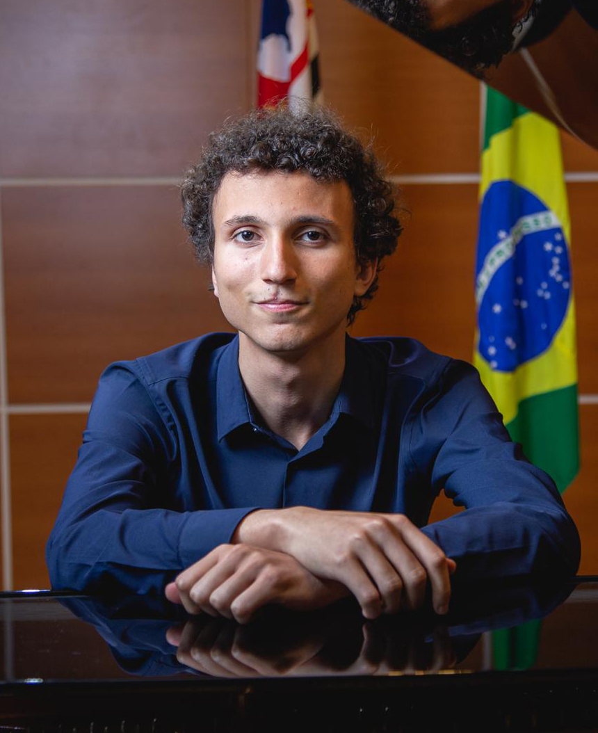 Der 2001 in Paris geborene Pianist Lucca Verdi Pires begann seine musikalische Ausbildung mit Klavierunterricht im Alter von fünfzehn Jahren bei Prof. Luiz Guilherme Pozzi an der EMESP (Staatlichen Musikschule São Paulo). Aktuell setzt er sein Studium im künstlerischen Bachelorstudiengang Klavier bei Prof. Ana Mirabela Dina an der Hochschule für Musik Würzburg fort.Während seiner Ausbildung als Solopianist verbesserte Lucca auch seine Fähigkeiten in der Liedbegleitung und Opernkorrepetition. Er hat die klassischen Opern "L’elisir d’amore" (Donizetti) und "Orfeo ed Euridice" (Gluck) begleitet und ist ein aktiver Teilnehmer in Lied- und Folgekursen bei Prof. Andrea Maria Baiocchi an der Hochschule für Musik Würzburg.Lucca gewann nationale und internationale Wettbewerbe in Brasilien, sowohl solistisch als auch im vierhändigen Klavierduo. Er wurde zu Solo- und Kammermusikkonzerten in den Städten São Paulo und Rio de Janeiro eingeladen.