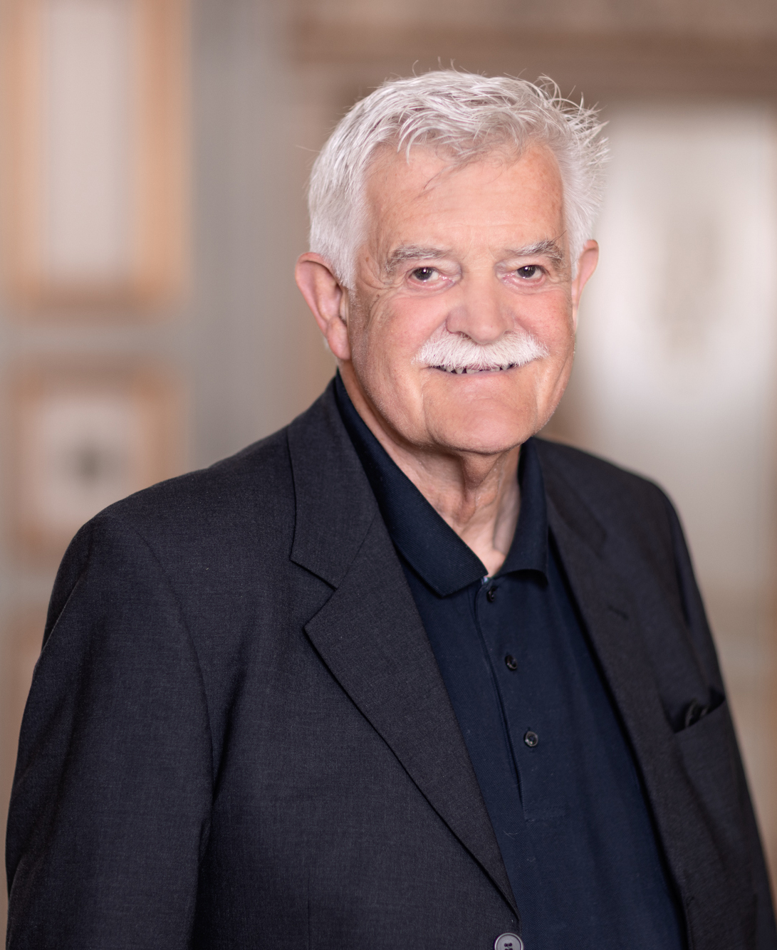 Nikolaus Brass wurde 1949 in Lindau / Bodensee geboren. Nach dem Abitur 1968 Medizinstudium in München, gleichzeitig private Kompositionsstudien bei Peter Kiesewetter an der Musikhochschule München. Fortsetzung und Abschluss des Medizinstudiums (Staatsexamen) an der Freien Universität Berlin. Dort begleitend Kompositionsstudien an der Hochschule für Musik bei Frank Michael Beyer und später private Studien bei Helmut Lachenmann.