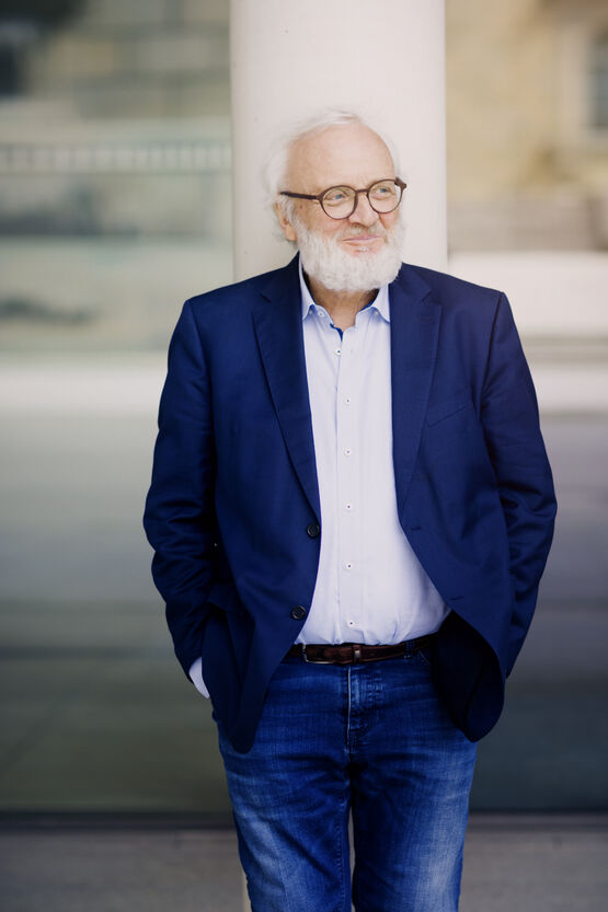 Wilfried Hiller wurde 1941 im schwäbischen Weißenhorn geboren. Nach einem Klavierstudium am Augsburger Konservatorium arbeitete er zunächst als Organist und Ballettrepetitor, bevor er an der Münchner Musikhochschule Komposition, Opernregie, Schlagzeug sowie Musiktheorie studierte. Ab 1967 war Hiller als Schlagzeuger u. a. an der Bayerischen Staatsoper und am Gärtnerplatztheater engagiert. Künstlerisch arbeitete Hiller bis zu dessen Tod 1982 eng mit Carl Orff zusammen. Ab 1978 gaben ihm die gemeinsamen Musiktheater-Projekte mit Michael Ende wichtige künstlerische Impulse.  Aus der Zusammenarbeit entstanden Stücke wie »Vier musikalische Fabeln«, »Der Goggolori« (Uraufführung 1985 am Gärtnerplatztheater), »Das Traumfresserchen« und »Der Rattenfänger«.