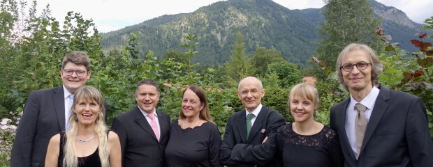 Das Orff-Zentrum zeigt den Film Orlando in voller Länge. Im ersten Teil des Abends präsentieren Mitglieder des Vokalensembles Cantus München weltliche und geistliche Kompositionen von Lasso, die Carl Orff 1935 zu einem Programm für den damals so genannten »Reichssender München« zusammengestellt hatte. Orff bewunderte Lasso zeitlebens; seine Werke stellten für ihn stets den »Innbegriff >großer Musik<« dar. Das Orff-Zentrum zeigt den Film Orlando in voller Länge. Im ersten Teil des Abends präsentieren Mitglieder des Vokalensembles Cantus München weltliche und geistliche Kompositionen von Lasso, die Carl Orff 1935 zu einem Programm für den damals so genannten »Reichssender München« zusammengestellt hatte. Orff bewunderte Lasso zeitlebens; seine Werke stellten für ihn stets den »Innbegriff >großer Musik<« dar.