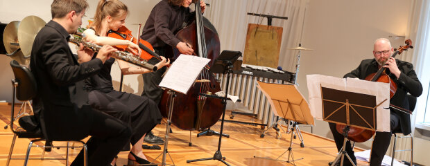In einer Hommage mit Kammermusikwerken Rihms gedachte das Münchner Orff-Zentrum jetzt des großen Komponisten und Lehrers. Denn viele Komponisten und Musiker hat Rihm beeinflusst und geprägt im Lauf seiner langen Lehrtätigkeit. In einer Hommage mit Kammermusikwerken Rihms gedachte das Münchner Orff-Zentrum jetzt des großen Komponisten und Lehrers. Denn viele Komponisten und Musiker hat Rihm beeinflusst und geprägt im Lauf seiner langen Lehrtätigkeit.